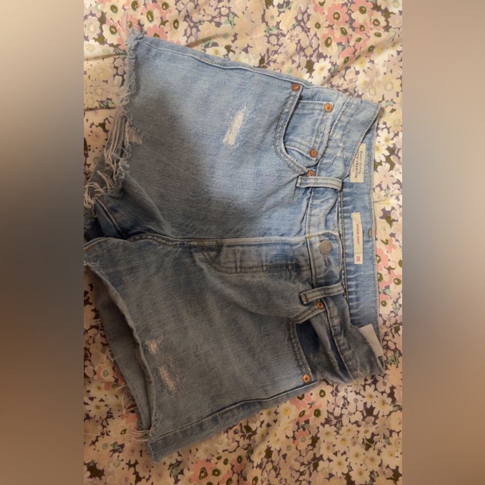 Levi’s wedgie shorts size 26